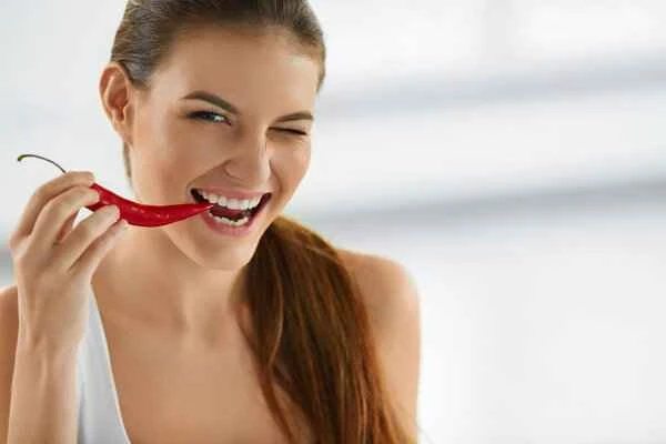 Does eating spicy food cause itching of the glans penis?