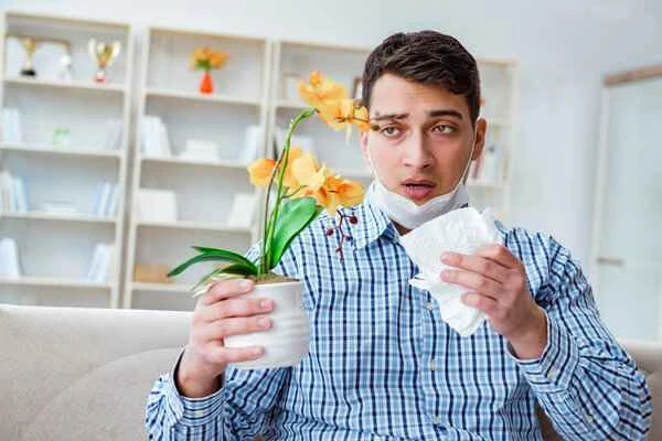 What causes itching of the glans penis in men?