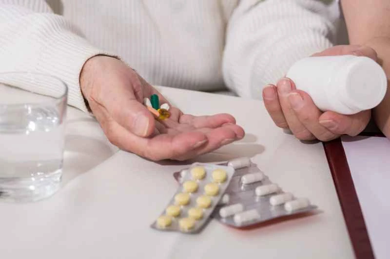 What medications are effective and fast-acting for prostatitis in the elderly?